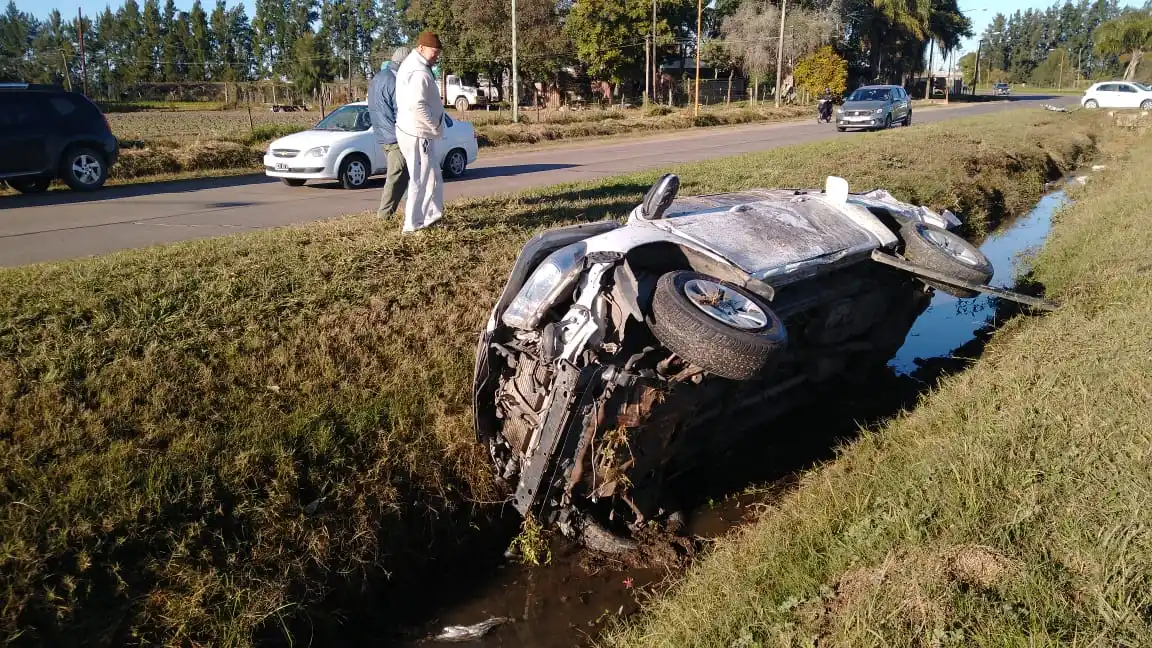 Cayó una camioneta al zanjón de Altos del Valle