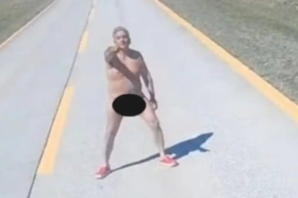 Borracho y desnudo en la ruta