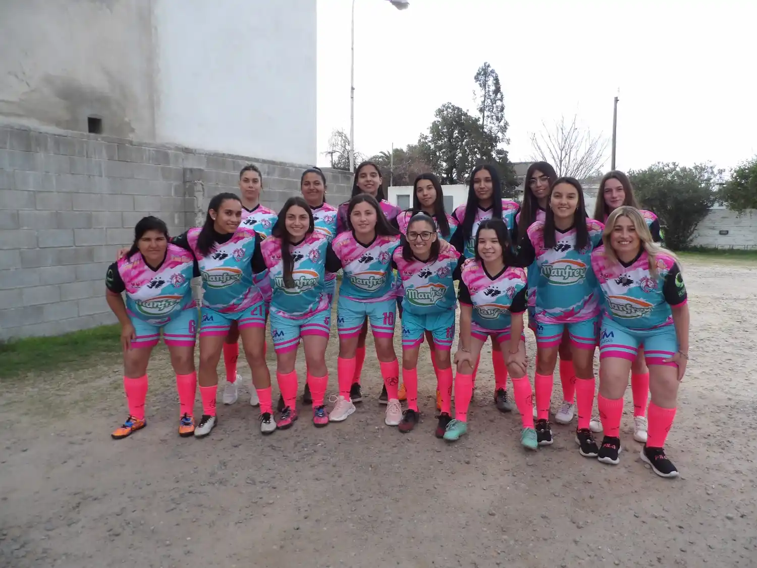 Las Toritos posan con su nueva indumentaria.