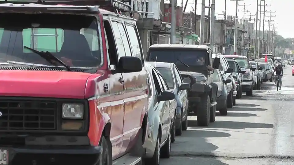 ¡VENEZOLANOS REGRESAN AL CALVARIO! Pasan hasta 24 horas para surtir gasolina