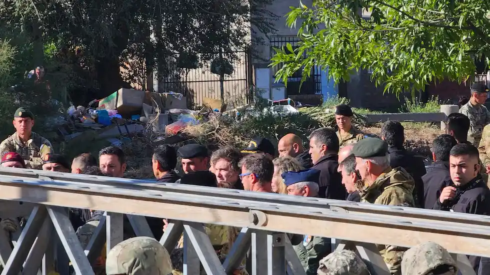 Javier Milei llegó a Bahía Blanca de manera sorpresiva este miércoles. (Foto: diario La Nueva)