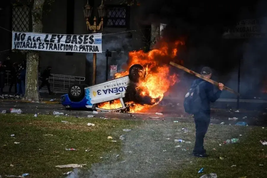 En medio del debate por la Ley Bases, manifestantes prendieron fuego un móvil de Cadena 3