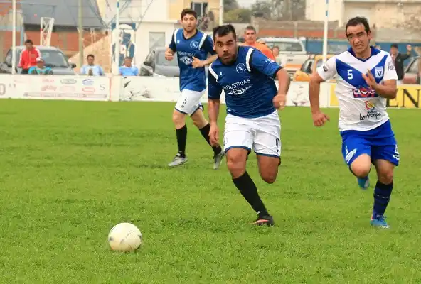Deportivo Urdinarrain ganó y achicó la brecha con el puntero 