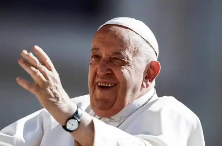 El papa tiene 88 años.