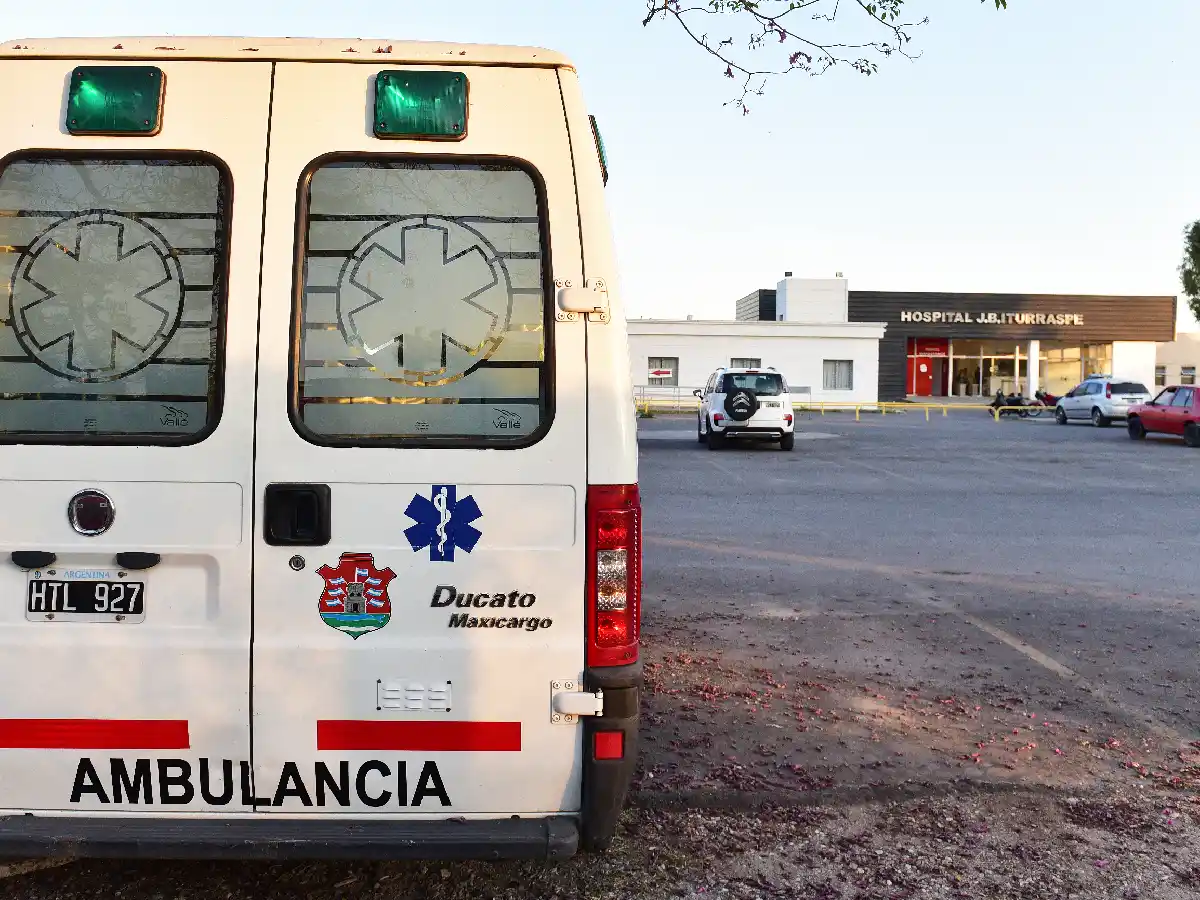 Dos motociclistas heridas tras chocar con un auto  