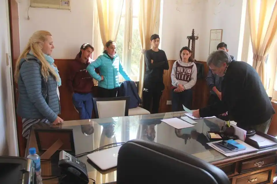 Apoyo económico a integrantes de la Escuela Municipal de Atletismo
