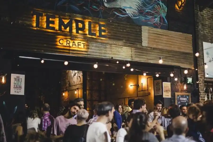 Impactante video: un hombre le disparó a empleados de un bar porque demoraron en atenderlo