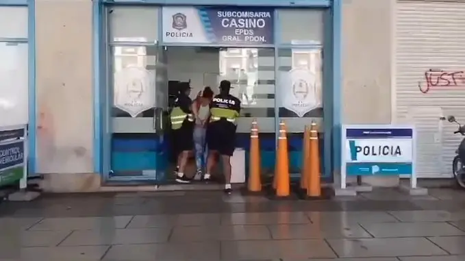 Le pateó la cabeza a la actual novia de su ex y fue detenida en playa popular 1.