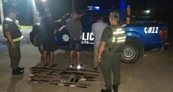 Tres aprehendidos tras allanamientos por abigeato en Las Garzas: secuestraron armas, municiones y cuchillas
