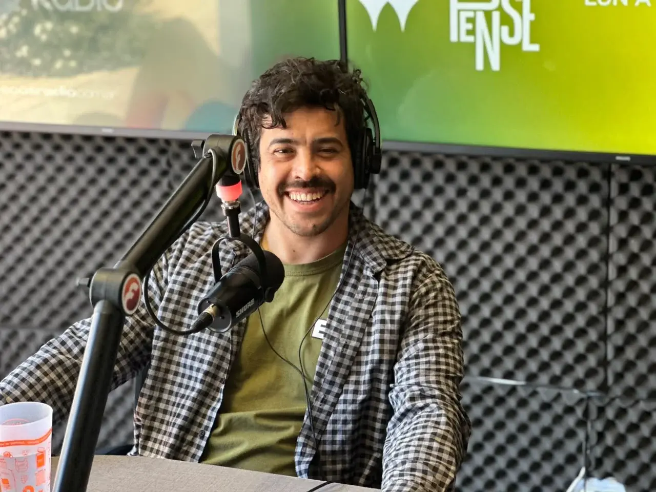 Juan Sandoval, dueño de Exa Rental, durante la entrevista en Ecos Radio.