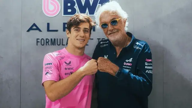 Franco Colapinto chocando puño con Flavio Briatore.