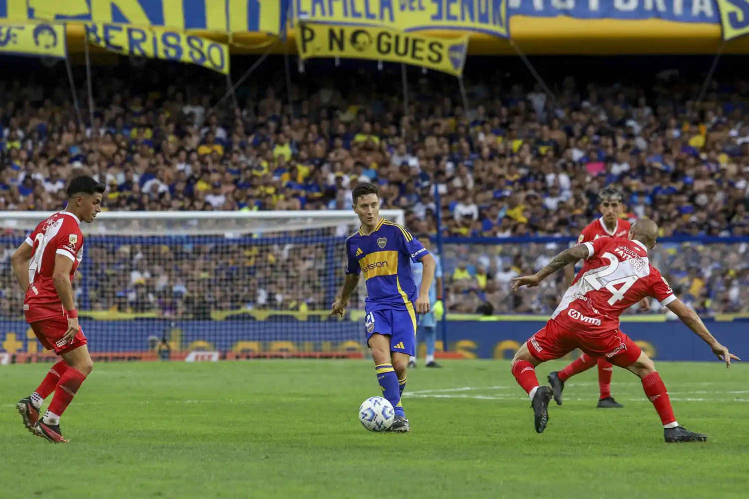 Herrera maniobra ante la cercana presencia de Fattori.
