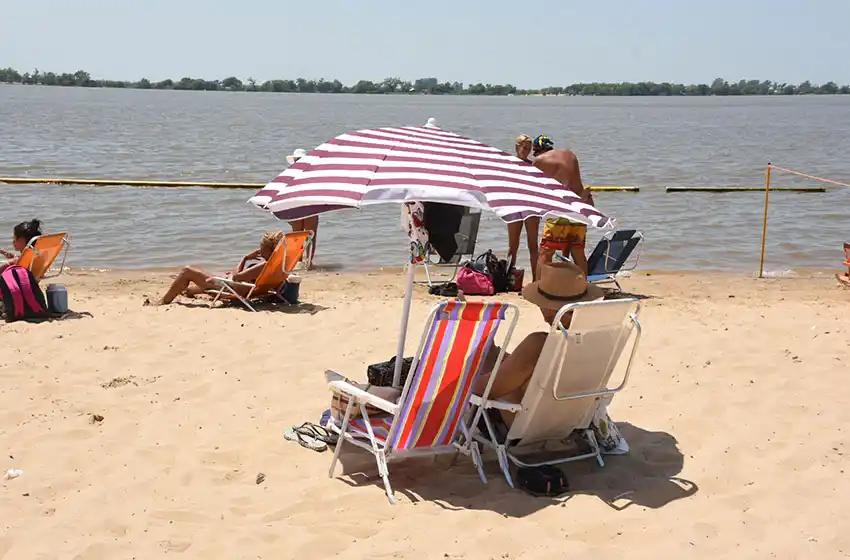 Preocupación: un video muestra personas amontonadas en la playa y sin barbijo