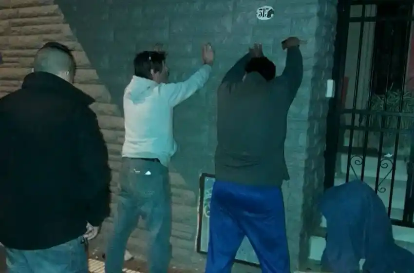 Cayó por vender de droga: intentó sobornar a la policía con $5 mil