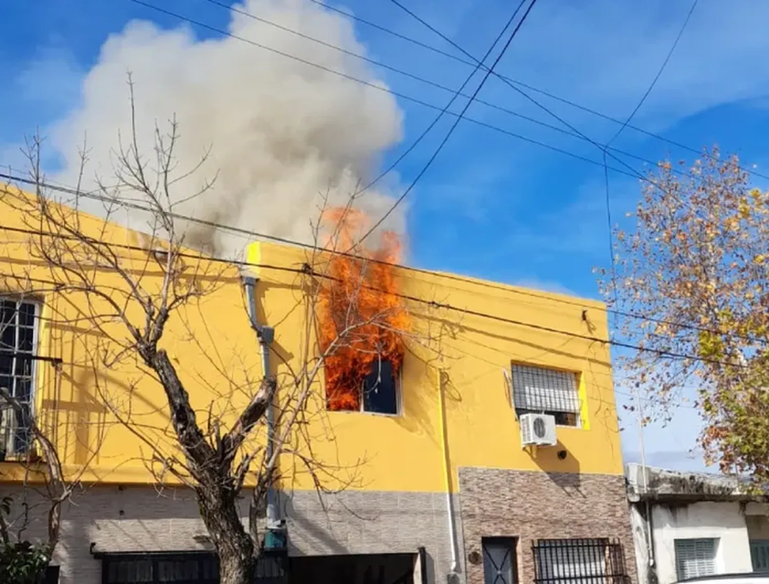 Explotó una garrafa y se incendió la casa: hospitalizaron a una persona con quemaduras