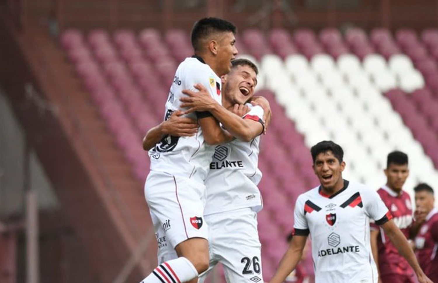 Con algo de sufrimiento en el final, Newells se llevó un triunfazo de Lanús y cortó la racha negativa