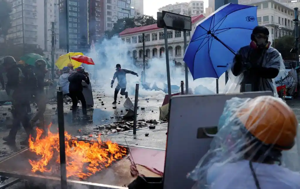 La policía de Hong Kong amenazó con reprimir con munición letal a manifestantes universit