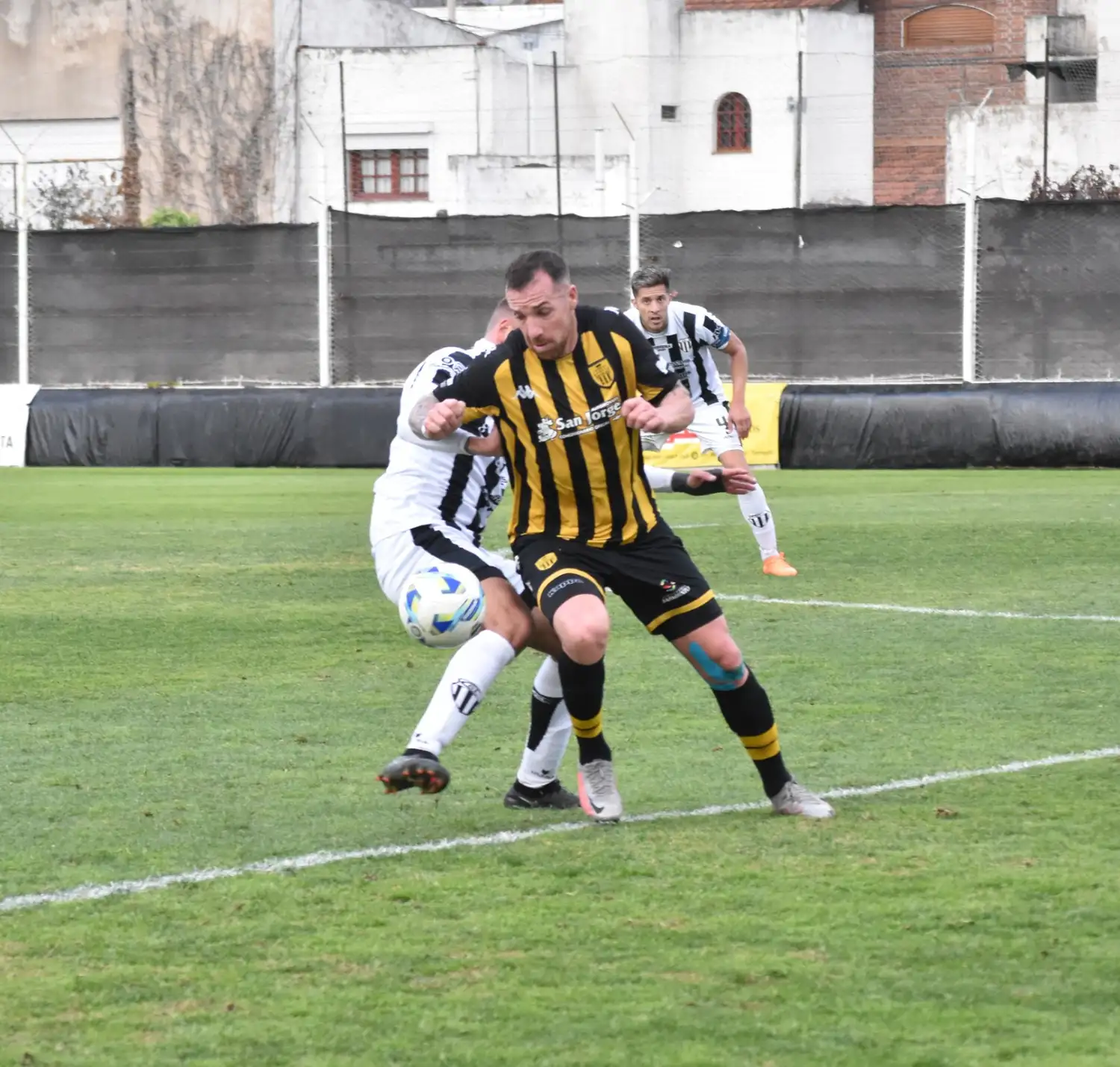 FOTO PRENSA LINIERS Emiliano López es el "9" de Santamarina.