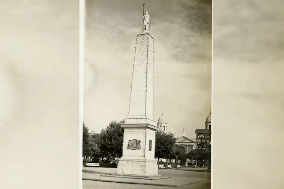 La pirámide de la Plaza Independencia