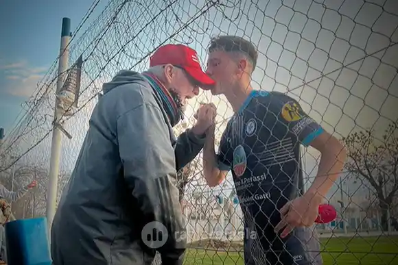 "Te amo viejo": el emotivo gesto de un jugador de la región en pleno partido y que se volvió viral