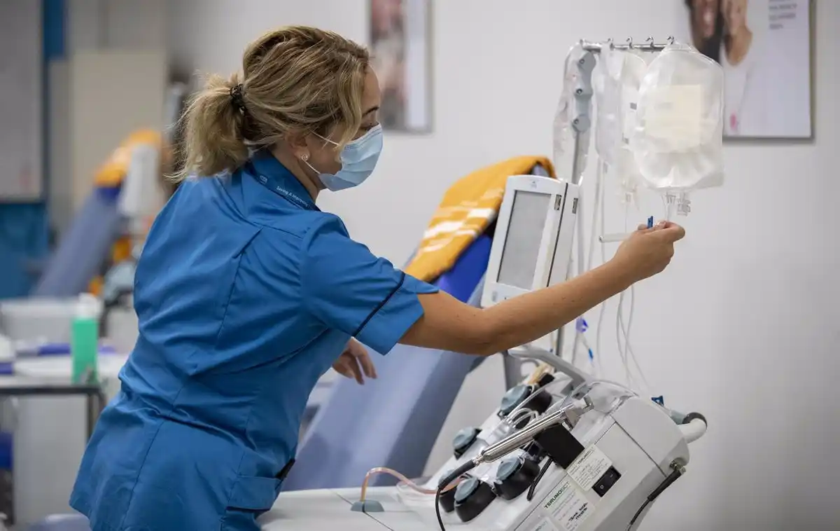 Aplican el plasma de convalecientes en pacientes con factores de riesgo