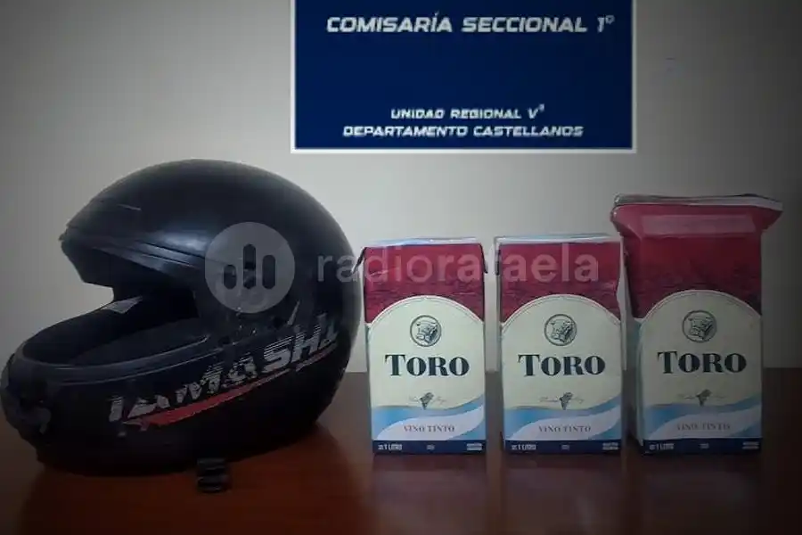 Por un par de cajas de “Toro”, huyó de la policía en una moto robada, chocó y terminó con lesiones graves