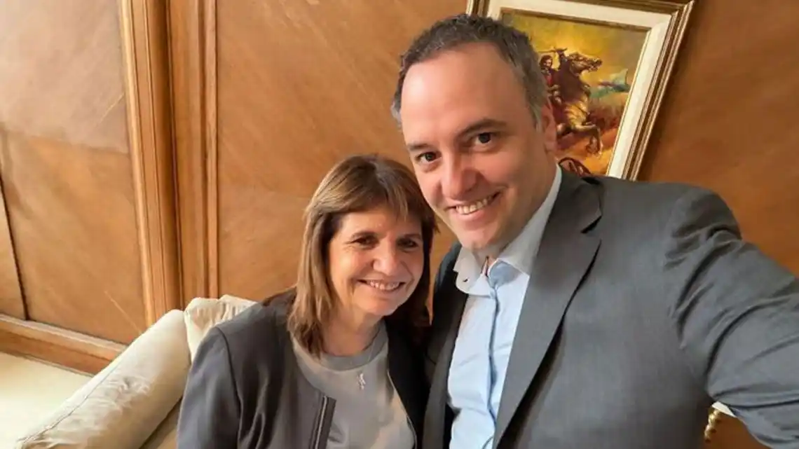 Al referirse a la situación del funcionario, Bullrich ensayó una defensa basada en la falta de experiencia política de Adorni.