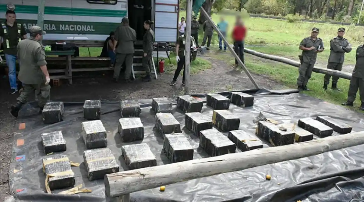 Incautaron más de 1000 kilos de droga que viajaba escondida en un camión