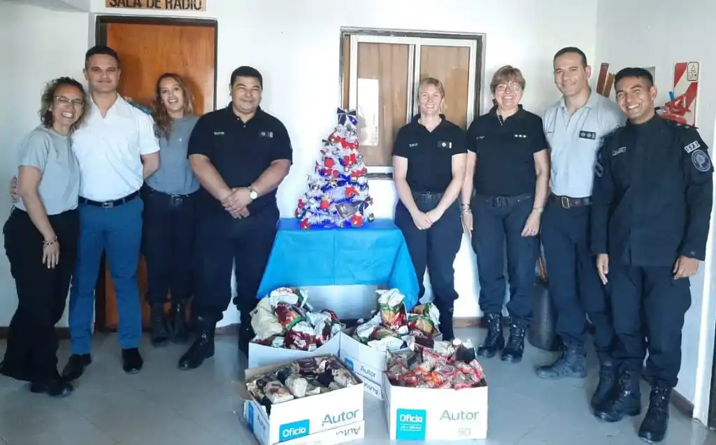  En un gesto solidario, agentes  penitenciarios donaron alimentos