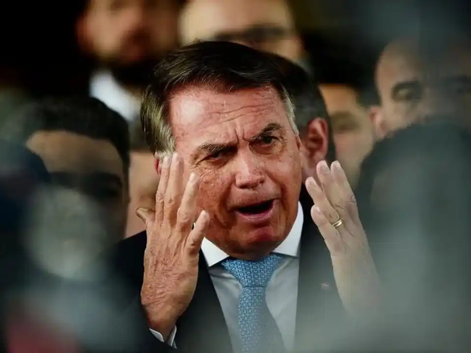 Mejoró la salud de Bolsonaro, pero continuará internado