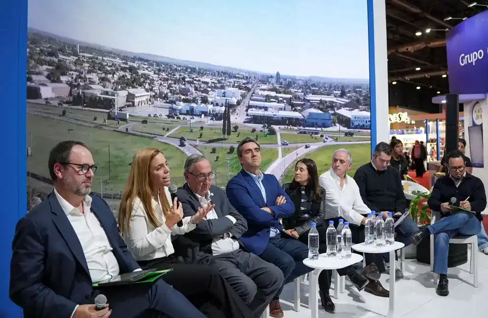 Javier Gastón expuso en la Feria del Libro sobre ciudades, biodiversidad y espacio público