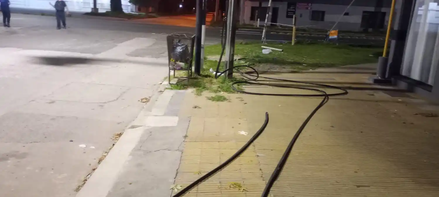 Los cables que intentaron llevarse de Brown y 12 de Octubre.