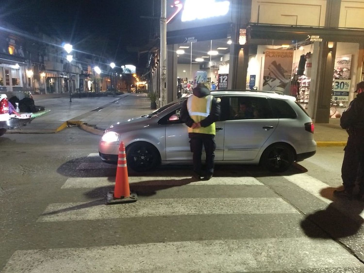 Denuncian a comerciante que cometió una infracción y atropelló a un inspector