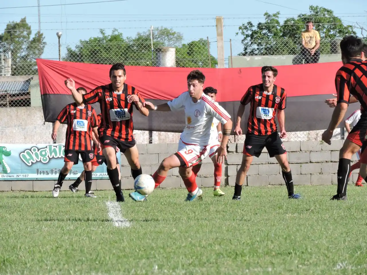 FOTO MARÍA DEL CARMEN REMEDIO / EL MIRADOR Juarense y Huracán empataron 0-0.