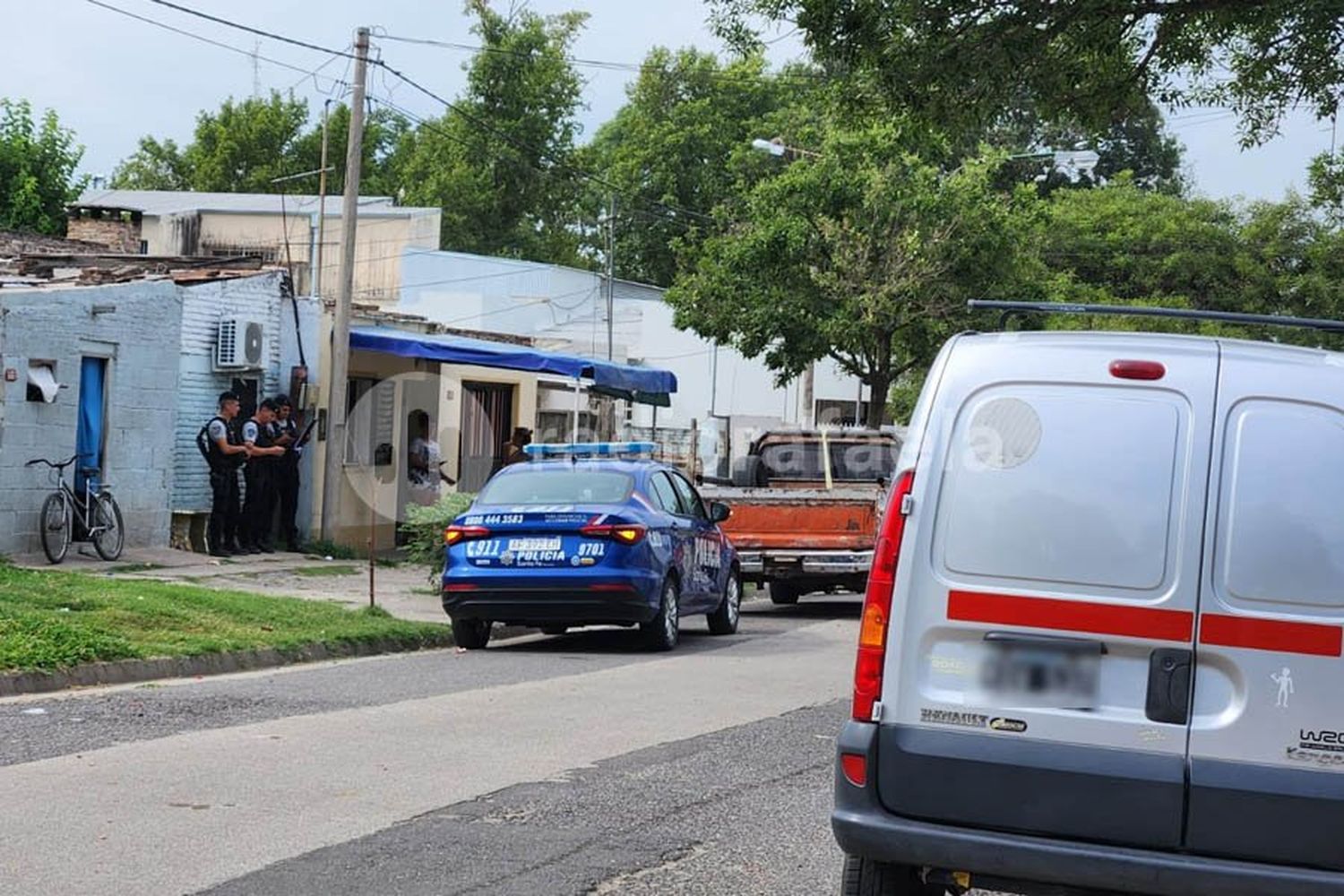 En camioneta y sin patente, pasaron insultando por Av. Luis Fanti