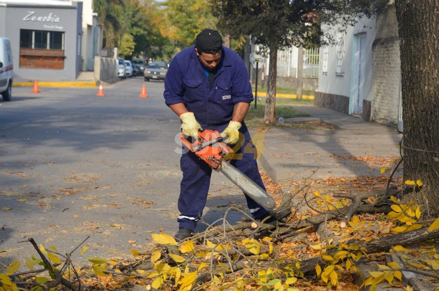 Las cuadrillas municipales recorren los barrios para tener una ciudad más limpia y ordenada