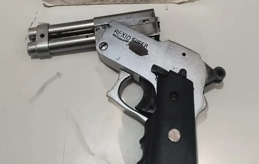 En el procedimiento también se secuestró un arma de fuego tipo pistolón doble caño calibre 14 marca Rexio Super.