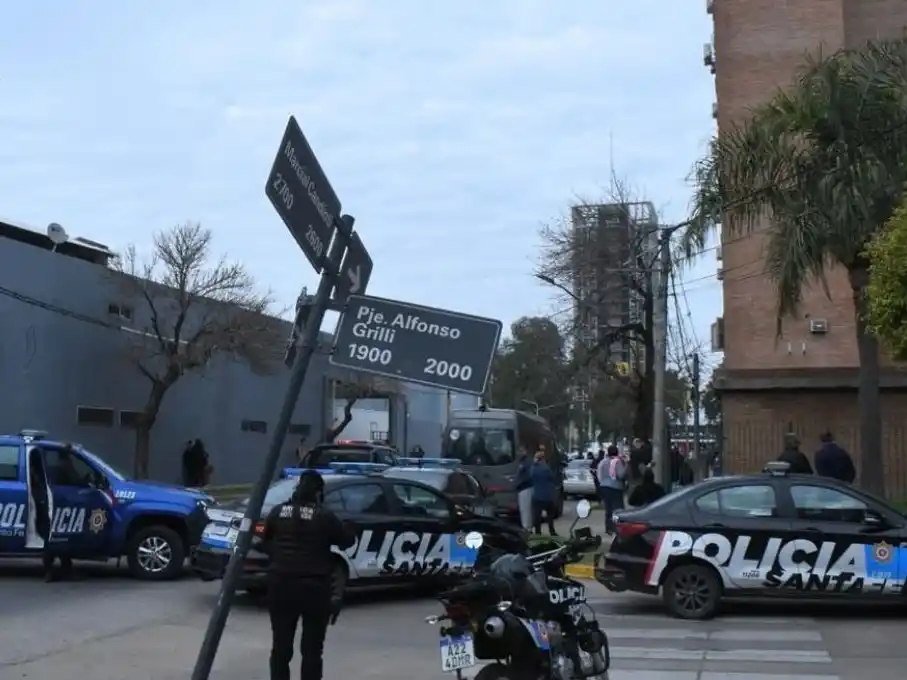 Evacuaron a los vecinos y trabajaron los servicios de emergencia. Crédito: Guillermo Di Salvatore.