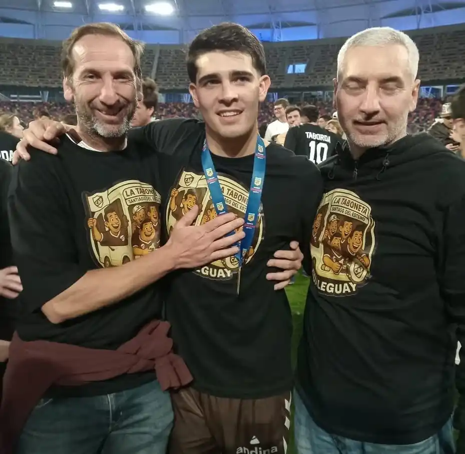 Momento inolvidable con sus profesores de Gualeguay-