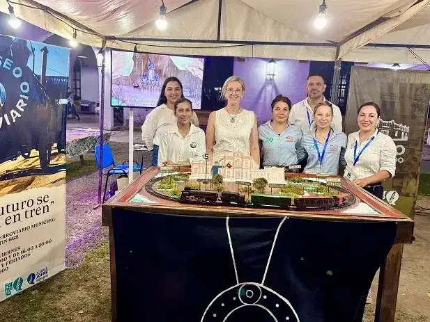 Representantes del Museo Ferroviario Municipal de Formosa presentaron su stand con una maqueta temática en la Primera Feria Regional de Turismo, destacando la oferta cultural y los atractivos históricos que ofrece la capital provincial a los visitantes.