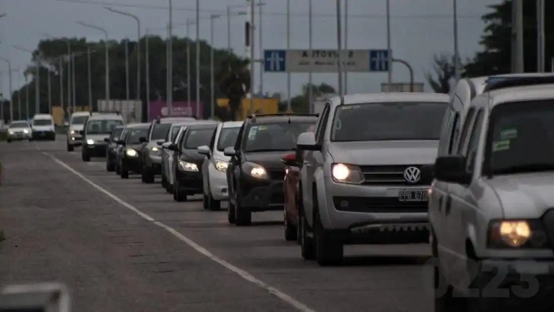 Tránsito intenso en rutas atlánticas bonaerenses por el fin de semana largo: Piden precaución por las lluvias