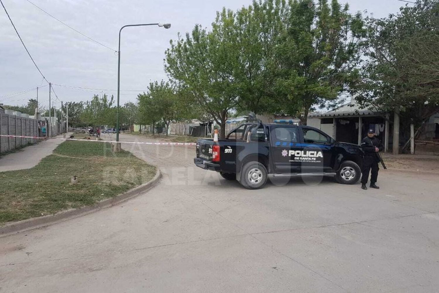 La policía custodiando la vivienda del menor acusado en barrio 2 de Abril