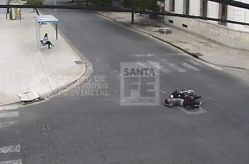 Choque entre una moto y un auto en Mitre y Virasoro