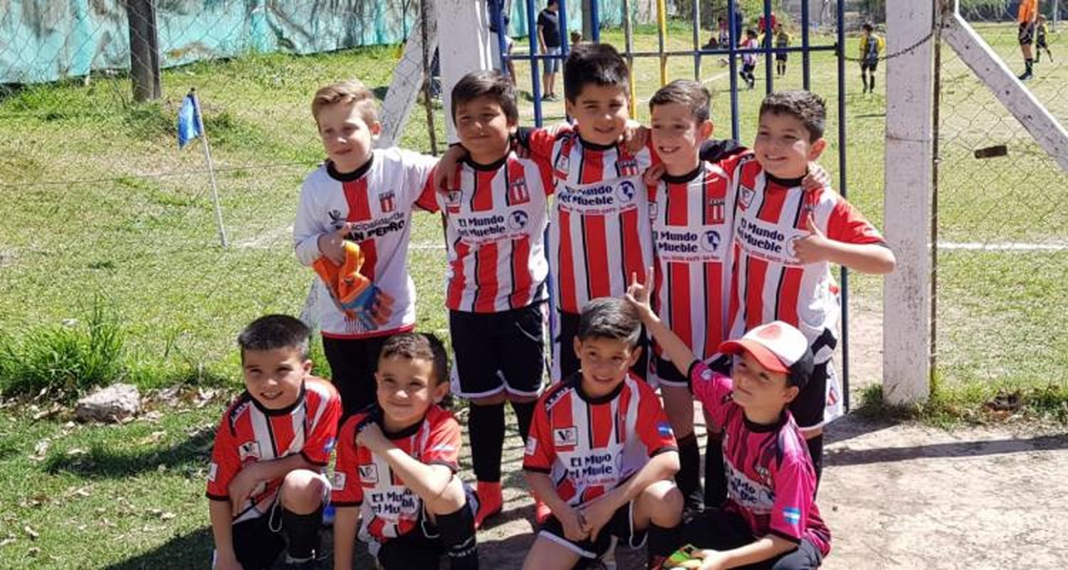 El equipo de la 2011 de Paraná que gritó campeón en el Clausura de la Liga Infantil