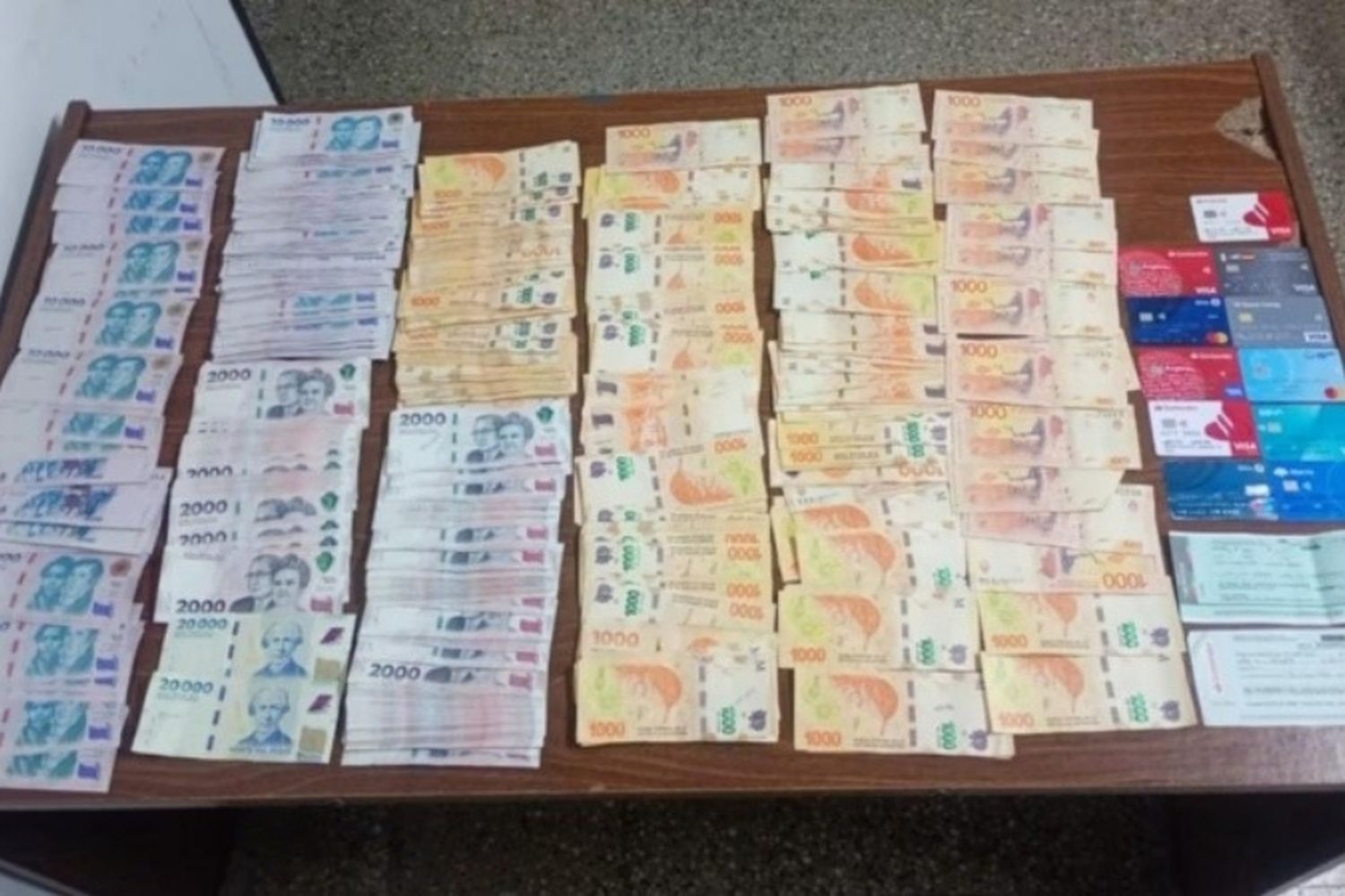 Detuvieron a una santafesina con más de 2 millones de pesos falsos y múltiples tarjetas en Córdoba