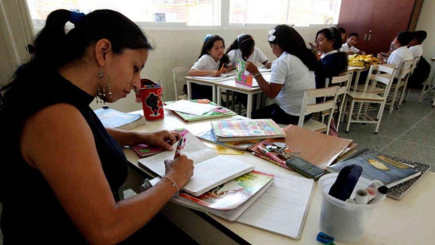 NI PARA COMPRAR UN PAR DE ZAPATOS LES ALCANZA: deserción de docentes afecta la calidad de la educación