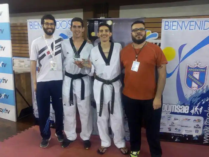 Los hermanos García junto con Ariel Prevalil festejando sus triunfos. 