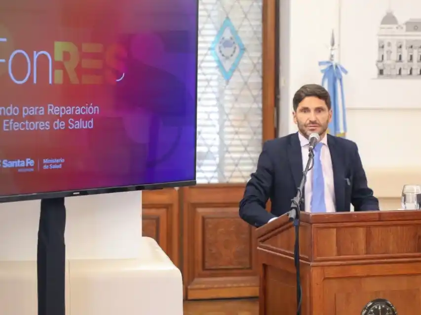 Durante el acto realizado en el Salón Blanco de Casa de Gobierno, en la ciudad de Santa Fe, el gobernador afirmó que "pretendemos tener una salud pública de excelencia".