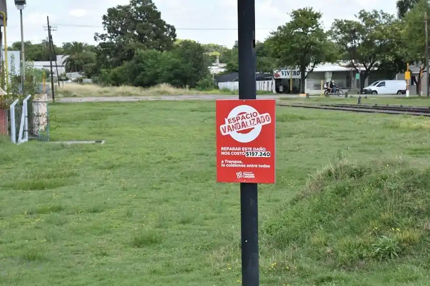Trenque Lauquen lanzó una campaña contra el vandalismo: Dejan un cartel con el costo para el municipio