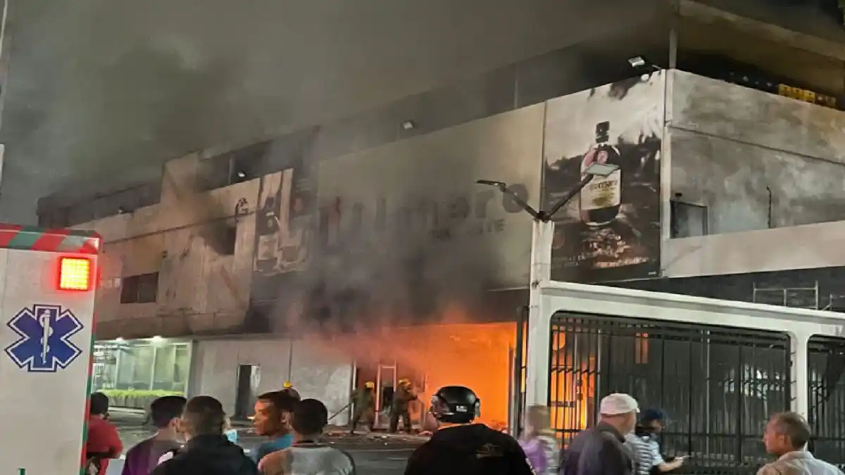 ¡SUSTO GUARO! Incendio consume bodegón y pone en riesgo a otros locales en Barquisimeto (+VIDEO)